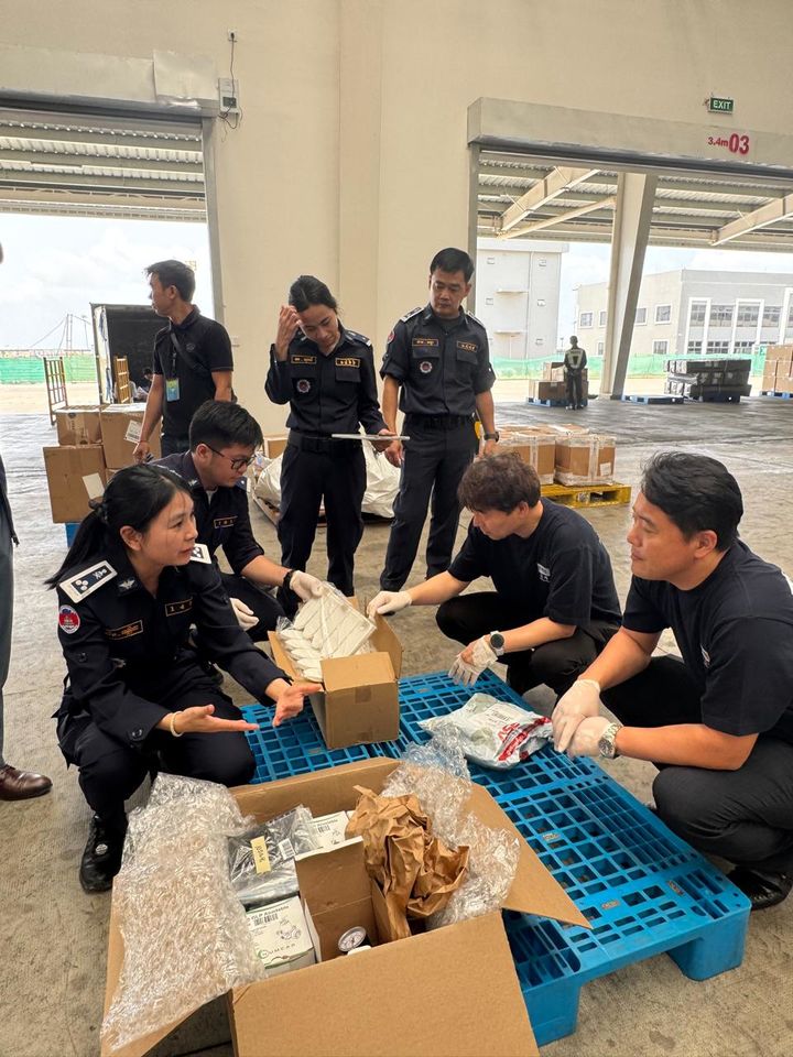 [대전=뉴시스] 관세청과 캄보디아 세관당국이 마약합동단속 작전을 펼치고 있는 모습.(사진=관세청 제공) *재판매 및 DB 금지