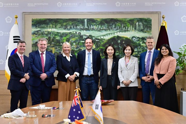 [서울=뉴시스] 단체사진(사진 왼쪽에서 다섯 번째 최호정 서울특별시의회 의장). (사진=서울시의회 제공) 2026.04.23. *재판매 및 DB 금지