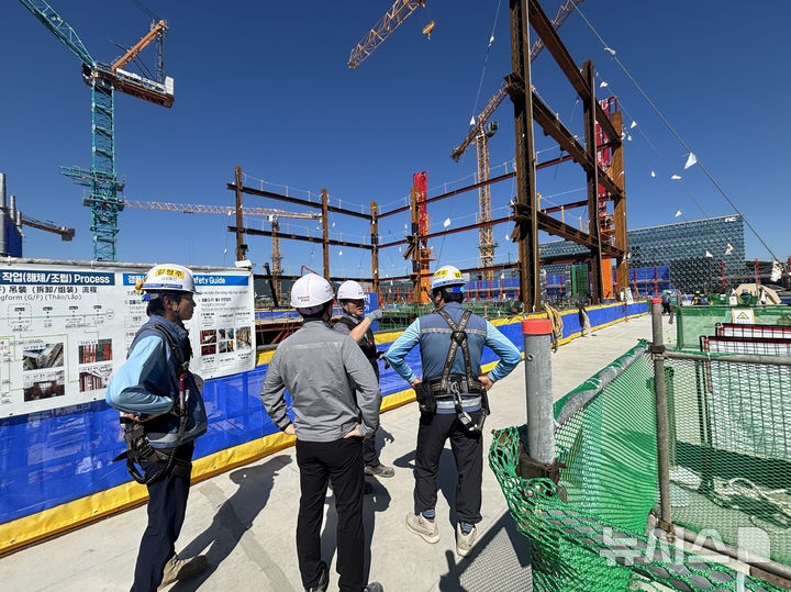 [성남=뉴시스] 성남시 관계자들이 한 대형 건축공사장에 대한 안전점검을 실시하고 있다 (사진=성남시 제공) 2026.04.23.photo@newsis.com