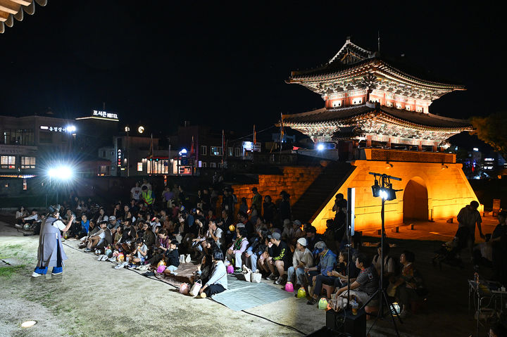 [진주=뉴시스]진주시, 나이트워킹투어.(사진=진주시 제공).2026.04.23.photo@newsis.com *재판매 및 DB 금지