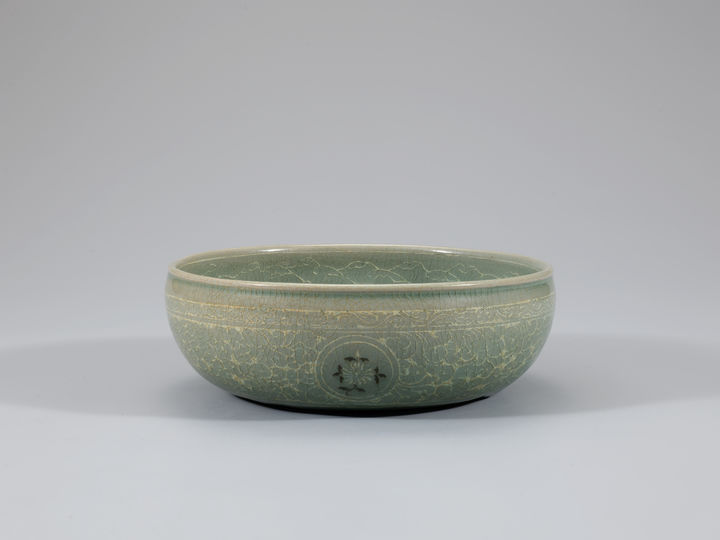 [서울=뉴시스] 청자 상감쌍룡국화문 반 (사진=국가유산청 제공) 2026.04.23. photo@newsis.com *재판매 및 DB 금지