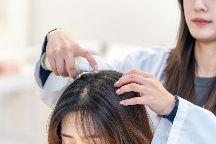 [서울=뉴시스] 한국콜마 헤어연구팀 연구원이 스칼프 선에센스 테스트를 진행하고 있다. (사진=한국콜마 제공) 2026.04.23. photo@newsis.com *재판매 및 DB 금지