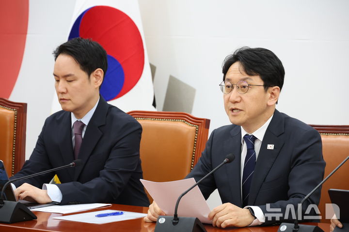 [서울=뉴시스] 조성봉 기자 = 천준호 더불어민주당 원내대표 직무대행이 23일 오전 서울 여의도 국회에서 열린 정책조정회의에서 발언을 하고 있다. 2026.04.23. suncho21@newsis.com