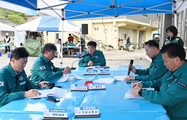 [창녕=뉴시스] 고암면 계팔마을에서 경남도와 창녕군이 합동으로 풍수해재난 주민대피 현장훈련을 하고 있다. (사진= 창녕군 제공) 2026.04.23. photo@newsis.com *재판매 및 DB 금지