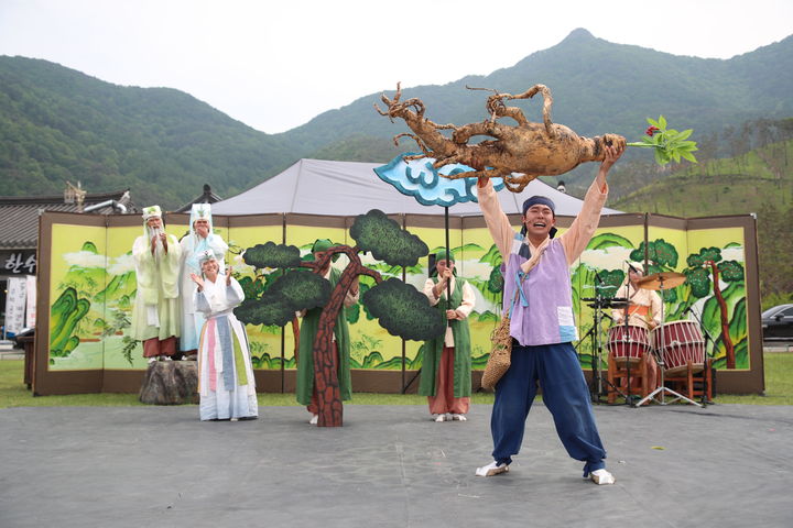 [산청=뉴시스] 마당극 효자전 (사진=산청군 제공) 2026. 04. 23. photo@newsis.com *재판매 및 DB 금지