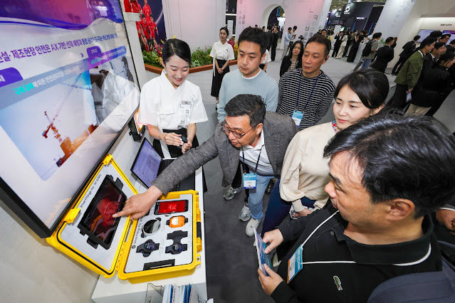 [서울=뉴시스] KT는 서울 강남구 코엑스에서 열리는 월드IT쇼 전시관에서 '안전 AX 솔루션'과 '비전 트랙'을 전시했다고 23일 밝혔다. 사진은 참관객들이 KT 전시부스를 둘러보는 모습. (사진=KT 제공) 2026.04.23. photo@newsis.com *재판매 및 DB 금지