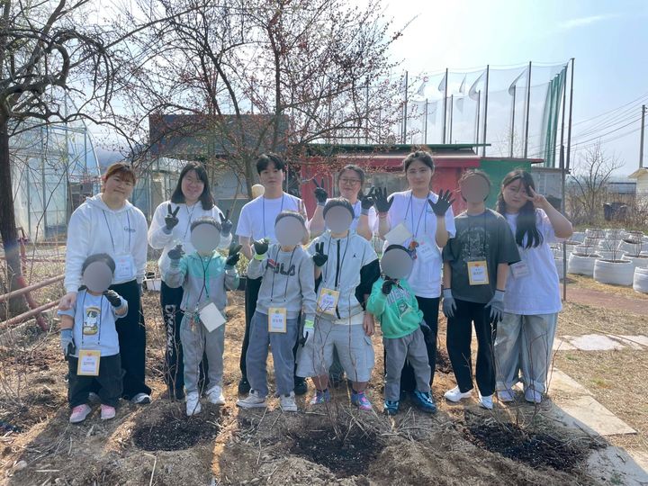 [서울=뉴시스] 다이닝브랜즈그룹 봉사단 '다인어스' 서울 지역 이번달 활동 사진(사진=다이닝브랜즈그룹) *재판매 및 DB 금지