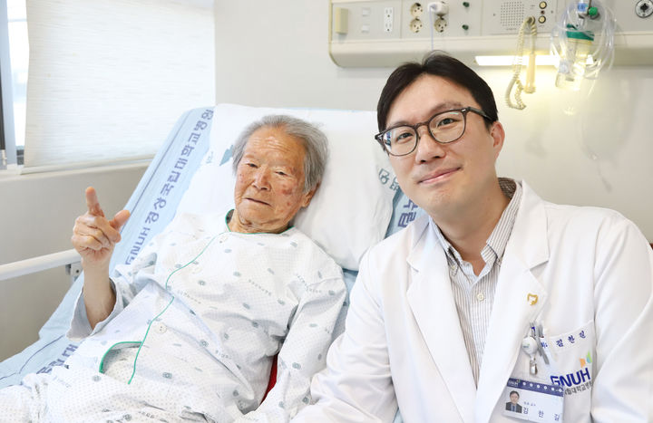 [진주=뉴시스]100세 환자와 경상국립대병원,김한길(오른쪽) 교수. (사진=경상국립대병원 제공) 2026.04.23. photo@newsis.com *재판매 및 DB 금지