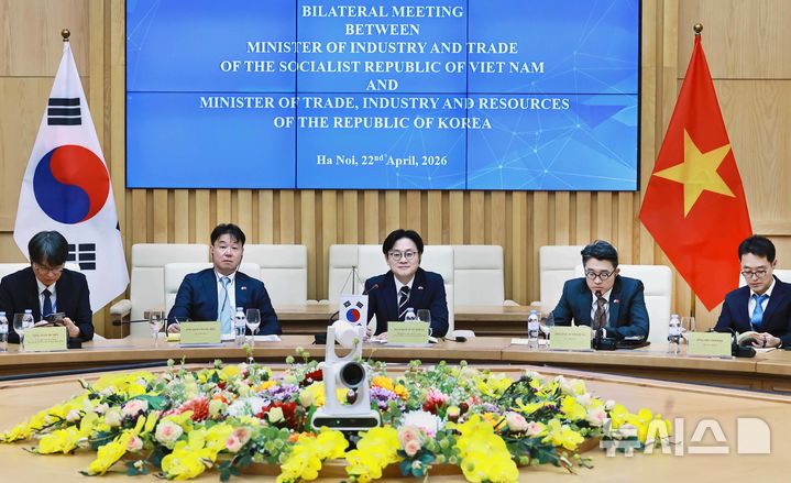 [세종=뉴시스]김정관 산업통상부 장관은 22알(현지시간) 베트남 산업무역부 회의실에서 ‘이재명 대통령 베트남 국빈 방문’계기에 레 마잉 훙(Le Manh Hung) 베트남 산업무역부 장관과 면담을 갖고, 양국간 닌투언2 원전협력 방안을 논의하고 자원 안보 및 희토류 등 핵심원자재 공급망 협력 체계 구축을 지속적으로 긴밀히 협력하기로 했다.(사진=산업부 제공)