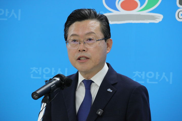 [천안=뉴시스] 최영민 기자=장기수 더불어민주당 천안시장 경선후보가 23일 천안시청 브리핑실에서 결선에 임하는 각오를 밝히고 있다. 2026.04.23 ymchoi@newsis.com *재판매 및 DB 금지