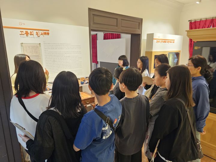 [서울=뉴시스] 지난해 5월 '궁금탐험대' 전시실 임무 수행 모습 (사진=국가유산청 제공) 2026.04.23. photo@newsis.com *재판매 및 DB 금지