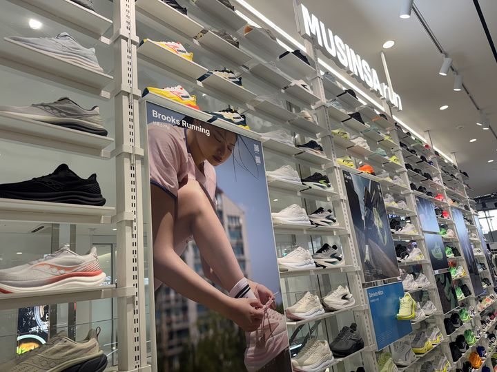 [서울=뉴시스] 무신사 메가스토어 성수 내의 슈즈월. (사진=뉴시스) *재판매 및 DB 금지