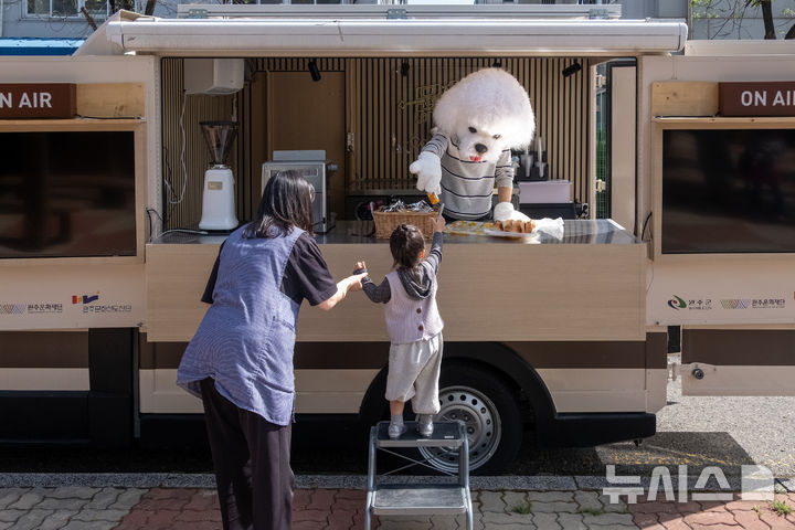 [완주=뉴시스] 현대자동차 전주공장은 6500만원의 사회공헌기금을 투입해 '아동학대 예방 서포트 커피차' 캠페인을 추진한다고 23일 밝혔다. (사진=현대차 전주공장 제공) 2026.04.23. photo@newsis.com