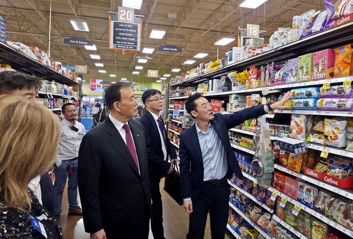 [세종=뉴시스] 홍문표 한국농수산식품유통공사(aT) 사장이 휴스턴 현지 유통매장을 방문하여 한국 농식품 입점 현황을 확인하고 관계자와 면담하는 모습. (사진=aT 제공) *재판매 및 DB 금지
