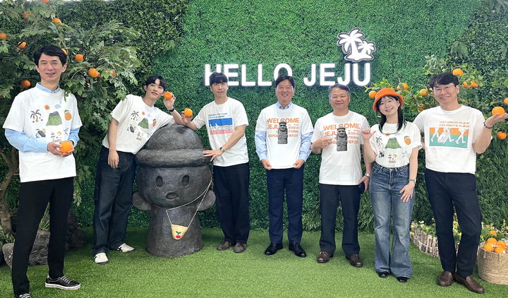 [서울=뉴시스] 장세환 한국공항공사 제주공항장(왼쪽에서 4번째)과 직원들이 ‘UTme!’ 티셔츠를 입고 포즈를 취하고 있다. 2026.04.23. (사진=한국공항공사 제공) photo@newsis.com *재판매 및 DB 금지