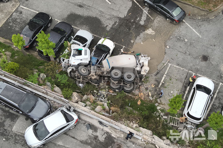 [여수=뉴시스] 23일 오전 9시18분께 전남 여수시 선원동 한 도로에서 주행 중인 레미콘 차량이 아파트 담벼락을 들이받고 옹벽 아래로 추락했다. (사진 = 전남소방본부 제공) 2026.04.23. photo@newsis.com