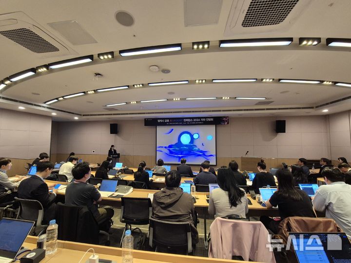 [서울=뉴시스] 신효령 기자 = B2B 금융 AI 에이전트 전문 기업 웹케시가 23일 서울 여의도 FKI 타워에서 '웹케시 금융 AI Agent Conference 2026'을 열고, 지능형 RDB(관계형 데이터베이스) 커넥트 ‘OPERIA(오페리아)’를 중심으로 한 AI 서비스 적용 사례와 구현 전략을 공개했다. 2026.04.23. photo@newsis.com