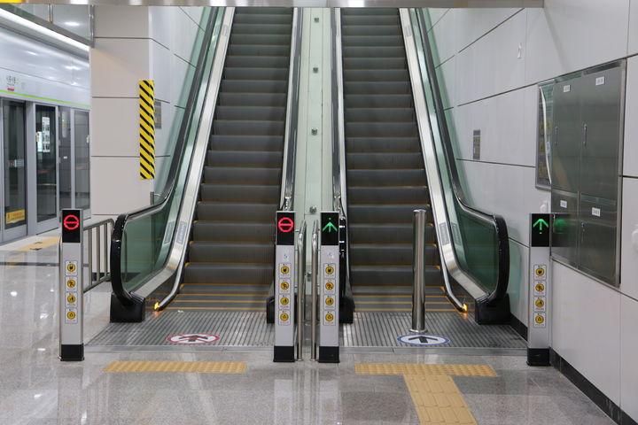 [서울=뉴시스] 23일 중앙일보는 행정안전부와 한국승강기안전공단(공단)이 에스컬레이터 두줄 서기 이용 문화를 정착시키기 위한 캠페인을 준비하고 있다고 보도했다. 정부는 한줄 서기 문화가 사고 위험을 높이고 기계 수명을 줄인다는 지적을 받아들여 해당 내용을 ‘제 1차 승강기 안전관리 기본계획(2026~2030)’에 포함했다. (사진=유토이미지)