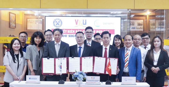 [대전=뉴시스] 베트남 정보통신기술대학교와를 방문한 배재대 김욱(왼쪽 세번째) 총장. (사진=배재대 제공) 2026.04.23. photo@newsis.com *재판매 및 DB 금지