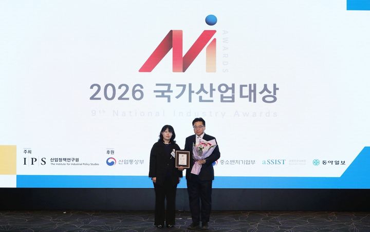 [서울=뉴시스] 동국제약의 ‘인사돌’이 지난 16일 서울 서초구 엘타워에서 열린 ‘2026 국가산업대상’ 수상식에서 잇몸약 부문 대상을 수상했다. (사진=동국제약 제공) 2026.4.23. photo@newsis.com *재판매 및 DB 금지