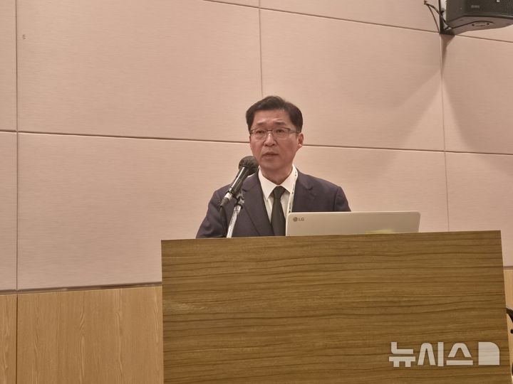 [서울=뉴시스] 신효령 기자 = B2B 금융 AI 에이전트 전문 기업 웹케시가 23일 서울 여의도 FKI 타워에서 '웹케시 금융 AI Agent Conference 2026'을 열고, 지능형 RDB(관계형 데이터베이스) 커넥트 ‘OPERIA(오페리아)’를 중심으로 한 AI 서비스 적용 사례와 구현 전략을 공개했다. 사진은 강원주 웹케시 대표. 2026.04.23. photo@newsis.com