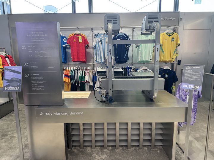 [서울=뉴시스] 무신사 유니폼 마킹 서비스존. (사진=뉴시스) *재판매 및 DB 금지