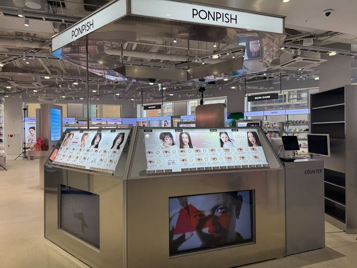 [서울=뉴시스] 뷰티스토어 최초 안경사 상주 전문 렌즈코너. (사진=뉴시스) *재판매 및 DB 금지