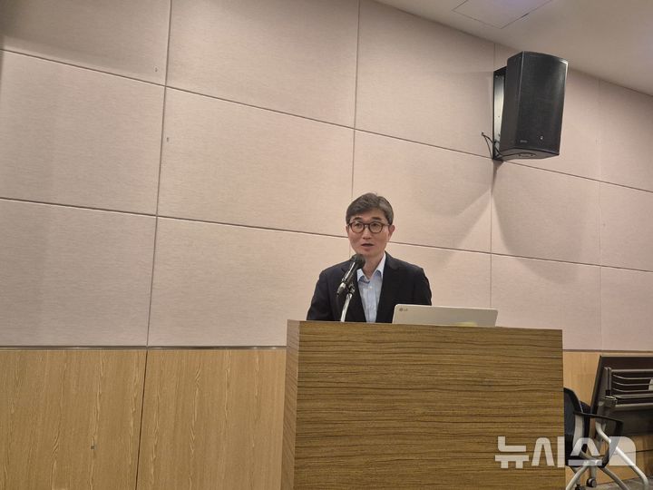 [서울=뉴시스] 신효령 기자 = B2B 금융 AI 에이전트 전문 기업 웹케시가 23일 서울 여의도 FKI 타워에서 '웹케시 금융 AI Agent Conference 2026'을 열고, 지능형 RDB(관계형 데이터베이스) 커넥트 ‘OPERIA(오페리아)’를 중심으로 한 AI 서비스 적용 사례와 구현 전략을 공개했다. 사진은 강남훈 웹케시 부대표. 2026.04.23. photo@newsis.com