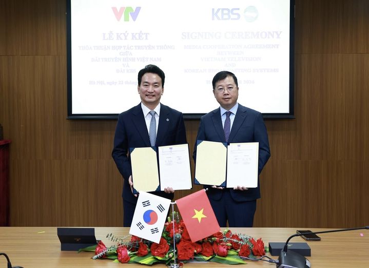 [서울=뉴시스] 박장범 KBS 사장은 지난 21일 VTV 하노이 본사에서 응우옌 탄 람 VTV 사장과 미디어 협력에 관한 협약 및 부속 협약을 맺었다.(사진=KBS 제공) 2026.04.23. photo@newsis.com *재판매 및 DB 금지