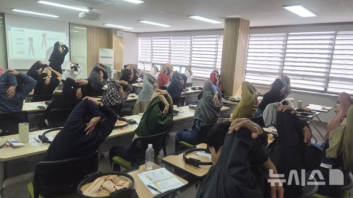 [전주=뉴시스]윤난슬 기자 = 전북특별자치도교육청은 현업업무종사자의 건강 보호와 산업재해 예방을 위해 '찾아가는 통합 건강관리' 프로그램을 운영한다고 23일 밝혔다. (사진=전북교육청 제공) photo@newsis.com 