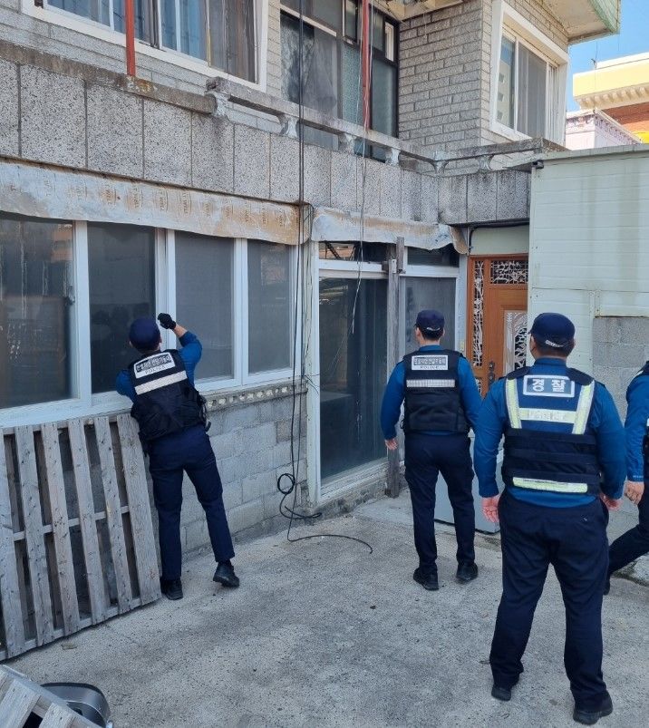 [울산=뉴시스] 울산경찰청이 도심 빈집 밀집지역의 범죄 예방을 위해 순찰 활동을 진행 중이다. (사진=울산경찰청 제공) 2026.04.23. photo@newsis.com *재판매 및 DB 금지