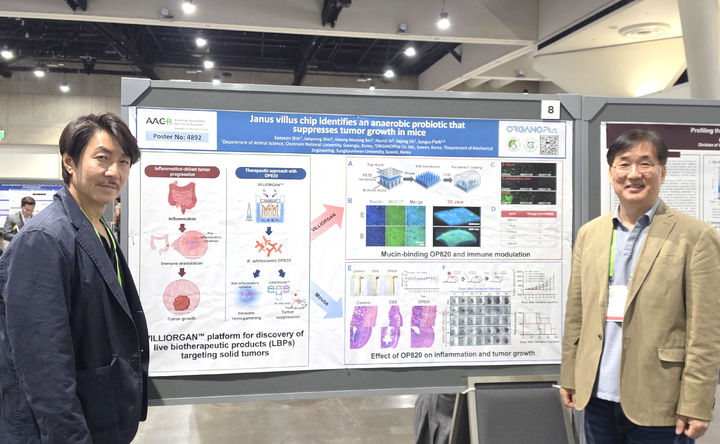 [서울=뉴시스] 오가노플러스가 지난 21일(현지 시간) 미국 샌디에이고에서 열린 미국암연구학회(AACR 2026)에 참가했다. 왼쪽부터 오가노플러스 박성수 최고과학책임자(CSO), 오세종 전남대 동물자원학부 교수 (사진=오가노플러스 제공) 2026.4.23. photo@newsis.com *재판매 및 DB 금지