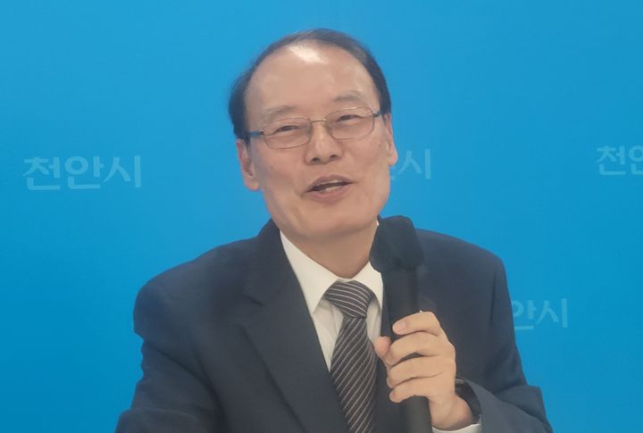 [천안=뉴시스] 최영민 기자=김희곤 독립기념관장이 23일 천안시청 브리핑실에서 기자간담회를 갖고 있다. 2026.04.23 ymchoi@newsis.com *재판매 및 DB 금지