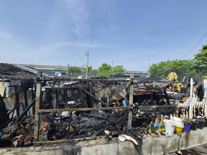 [서울=뉴시스] 조수원 기자 = 23일 오전 서울 송파구 복정역 인근 화훼마을 판자촌에 불이 났다.2026.04.23. tide1@newsis.com *재판매 및 DB 금지