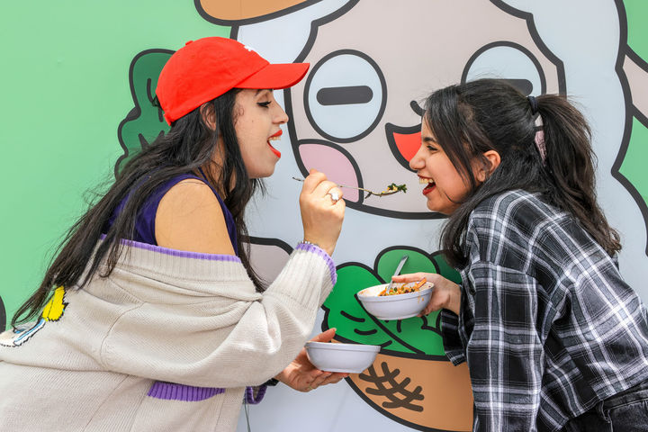 [서울=뉴시스] 양평 용문산 산나물 축제에서 산나물 비빔밥을 먹고 있다. (사진=양평 용문산 산나물 축제 홈페이지 캡처) *재판매 및 DB 금지