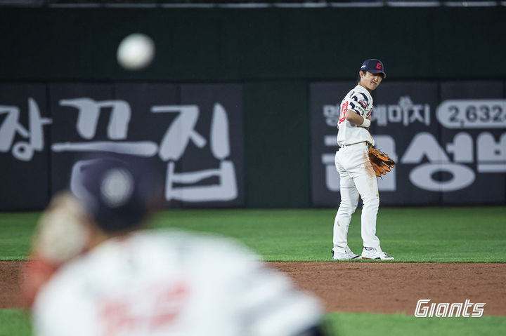 [서울=뉴시스] 프로야구 롯데 자이언츠 전민재가 22일 부산 사직구장에서 열린 2026 신한 쏠 KBO리그 두산 베어스와의 경기에서 공을 던진 뒤 뒤를 바라보고 있다. (사진=롯데 자이언츠 제공) 2026.04.22. *재판매 및 DB 금지