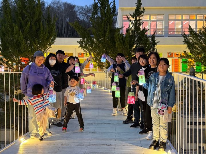 [진주=뉴시스]진주문화관광재단, 빛나는 창작소 '빛마루 유등 이야기'.(사진=진주시문화관광재단 운영).2026.04.23.photo@newsis.com *재판매 및 DB 금지