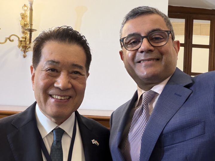 [서울=뉴시스] 최근 이재명 대통령의 인도 순방에 경제사절단으로 동행한 장인화 포스코그룹 회장이 현지에서 인도 철합금 기업 IMFA의 수브라칸트 판다 매니징 디렉터와 만나 기념촬영을 하는 모습. (사진=수브라칸트 판다 디렉터 SNS 갈무리) 2026.04.23 photo@newsis.com *재판매 및 DB 금지