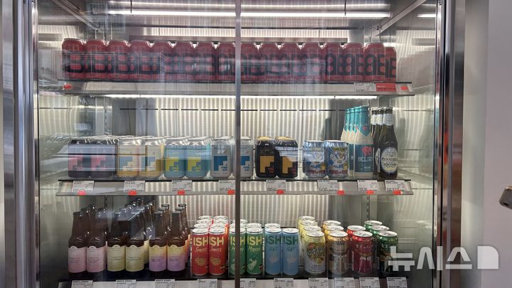 [서울=뉴시스] 백유정 인턴기자=22일 서울 마포구 연남동에 위치한 논알콜 주류 편집숍에서 무알코올.논알코올 맥주가 비치돼 있다.2026.04.23.