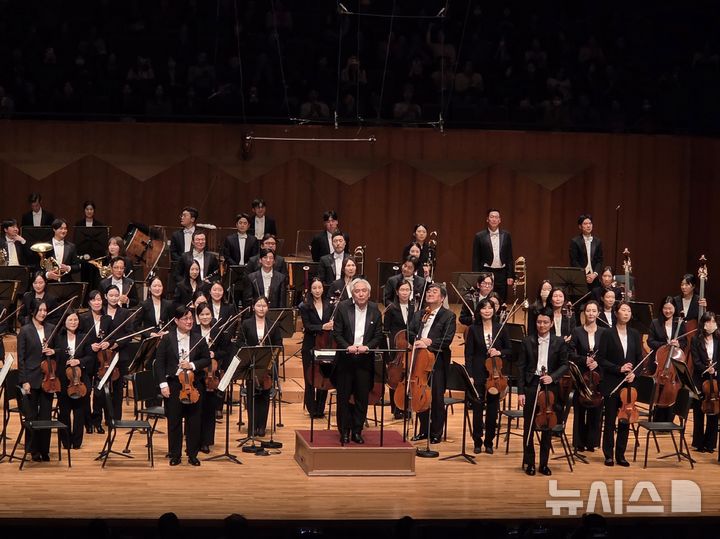 [서울=뉴시스] 조기용 기자 = 지난 22일 서울 서초구 예술의전당에서 열린 '2026 예술의전당 교향악축제 - KBS교향악단' 공연 이후 지휘자 김대진과 악단이 객석에 인사하고 있다. 2026.04.23. excuseme@newsis.com
