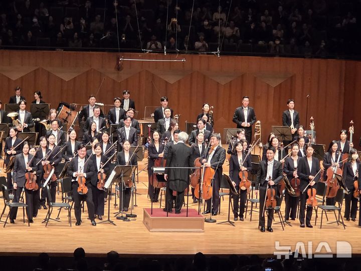 [서울=뉴시스] 조기용 기자 = 지난 22일 서울 서초구 예술의전당에서 열린 '2026 예술의전당 교향악축제 - KBS교향악단' 공연 이후 지휘자 김대진과 악단이 객석에 인사하고 있다. 2026.04.23. excuseme@newsis.com
