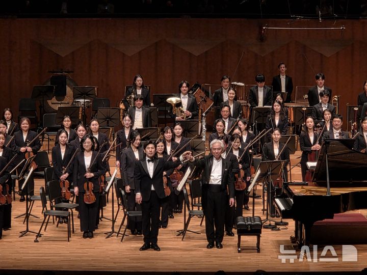 [서울=뉴시스] 조기용 기자 = 지난 22일 서울 서초구 예술의전당에서 열린 '2026 예술의전당 교향악축제 - KBS교향악단' 공연 이후 지휘자 김대진과 피아니스트 이진상이 객석에 인사하고 있다. 2026.04.23. excuseme@newsis.com