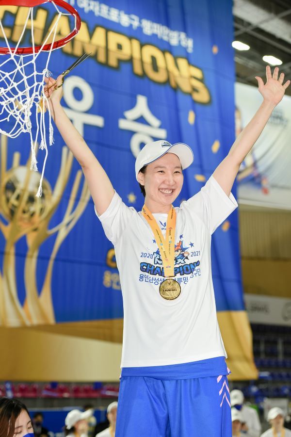 [서울=뉴시스] 김보미 해설위원, 26일 오후 2시25분 용인실내체육관에서 열릴 용인 삼성생명과 청주 KB국민은행의 BNK금융 2025~2026시즌 여자프로농구 챔피언결정전 3차전서 시투. (사진=용인 삼성생명 제공) *재판매 및 DB 금지