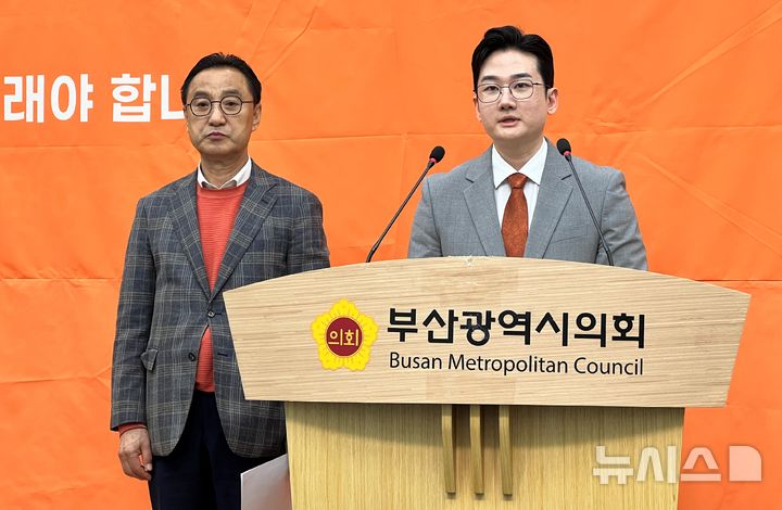 [부산=뉴시스] 원동화 기자 = 개혁신당 정이한 부산시장 후보(오른쪽)와 최봉환 금정구청장 후보가 부산 금정구 침례병원 정상화 방안을 23일 부산시의회 브리핑룸에서 발표했다. 2026.04.23. dhown@newsis.com