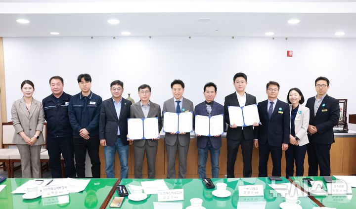 [완주=뉴시스] 23일 개최된 '2026년 노동자 작업복 세탁 지원사업' 업무협약 모습. 이종훈 완주군수 권한대행, 강승구 전북산학융합원장, 최영서 전주린넨 대표, 권태성 ㈜에이스테크 대표 등이 참석했다. 2026.04.23 (사진= 완주군 제공) *재판매 및 DB 금지