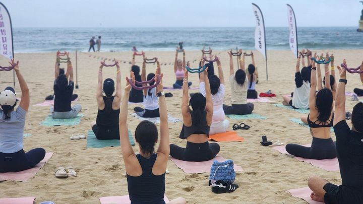 [부산=뉴시스] 2025년 해양치유 프로그램 선셋 필라테스 운영 사진. (사진=부산관광공사 제공) 2026.04.23. photo@newsis.com *재판매 및 DB 금지