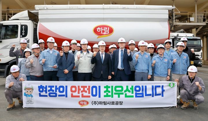 김제사료공장에서 22일 열린 사료 생산능력 증설 기공식에서 하림 임직원 및 현장 관계자들이 무재해 및 성공적인 공사를 다짐하며 파이팅을 외치고 있다. (사진=하림 제공) *재판매 및 DB 금지