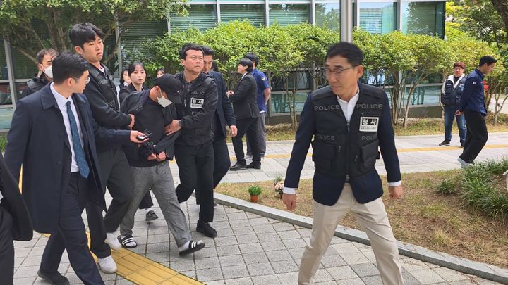 [진주=뉴시스] 정경규 기자 = 화물연대 집회현장에서 2.5t화물차로 조합원을 숨지게한 운전자가 23일 창원지법 진주지원에서 영장실질심사를 받고 나오고 있다.2026.04.23.jkgyu@newsis.com *재판매 및 DB 금지