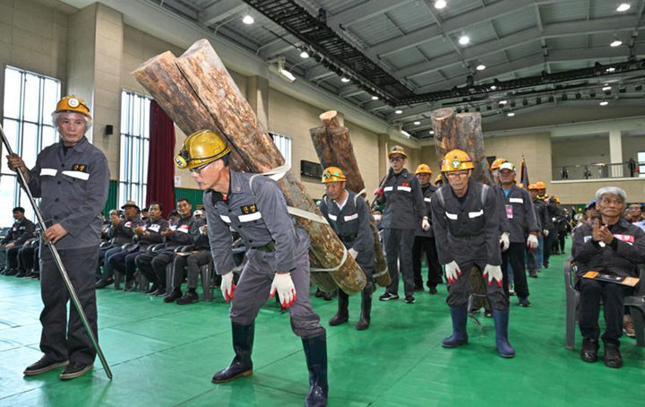 성희직 진폐권익연대 상당소장이 지난 2025년 진폐단체 행사에서 탄광 막장의 동발작업 시범을 보이고 있다.(사진=광산진폐권익연대 제공) *재판매 및 DB 금지