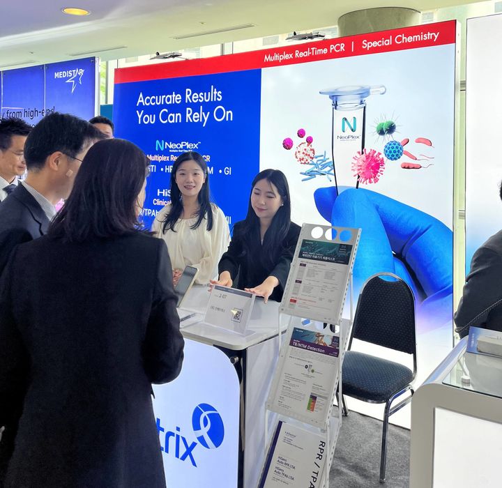 [서울=뉴시스] 김수옥 진매트릭스 대표는23일 이틀간 개최되는 '대한진단검사의학회 2026년 춘계심포지엄'에 참가해 전시 부스를 운영하고 해외 파트너사와의 협력을 추진하겠다고 밝혔다. (사진=진매트릭스 제공) 2026.04.23. photo@newsis.com *재판매 및 DB 금지